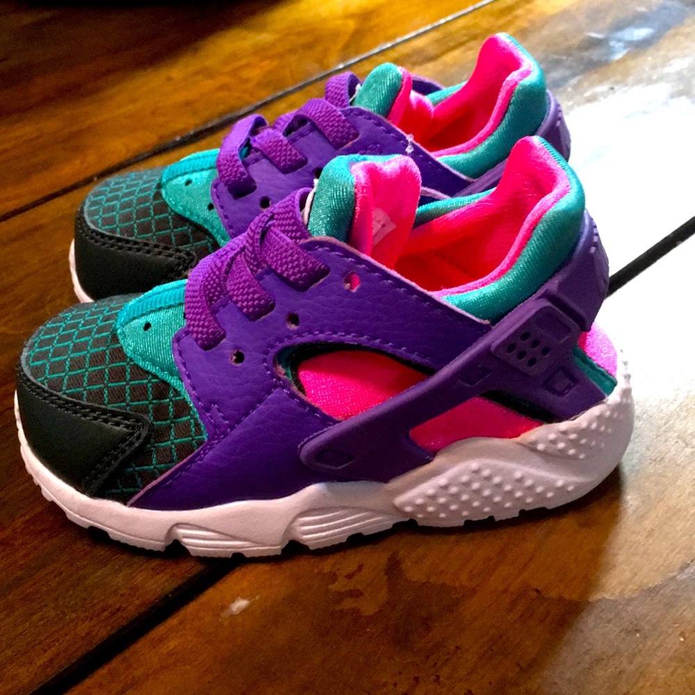 Baby Girl Nike huarache shoes size 5